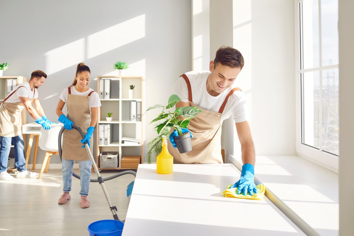 Team der JR Glas- und Gebäudereinigung Hamburg bei der Arbeit